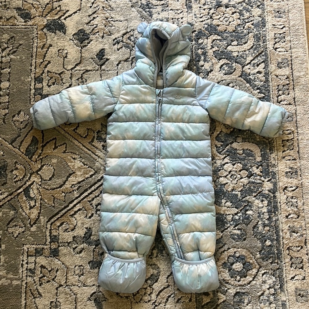 Perfect condition baby snow suit from Gap. 6-12 months